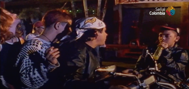 Escena con decoración de navidad en el fondo, mientras que en el primer plano tenemos a niños fumando.