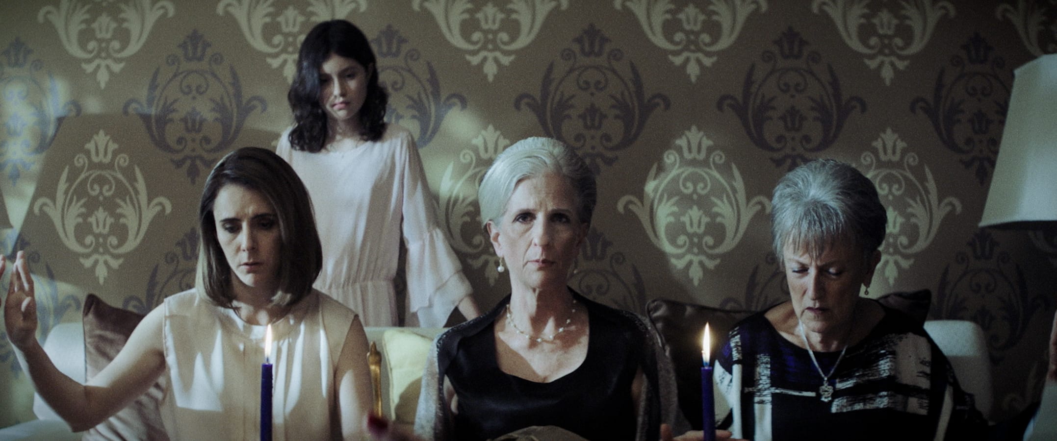 Las mujeres de la familia Monteverde juntos alrededor de una mesa.
