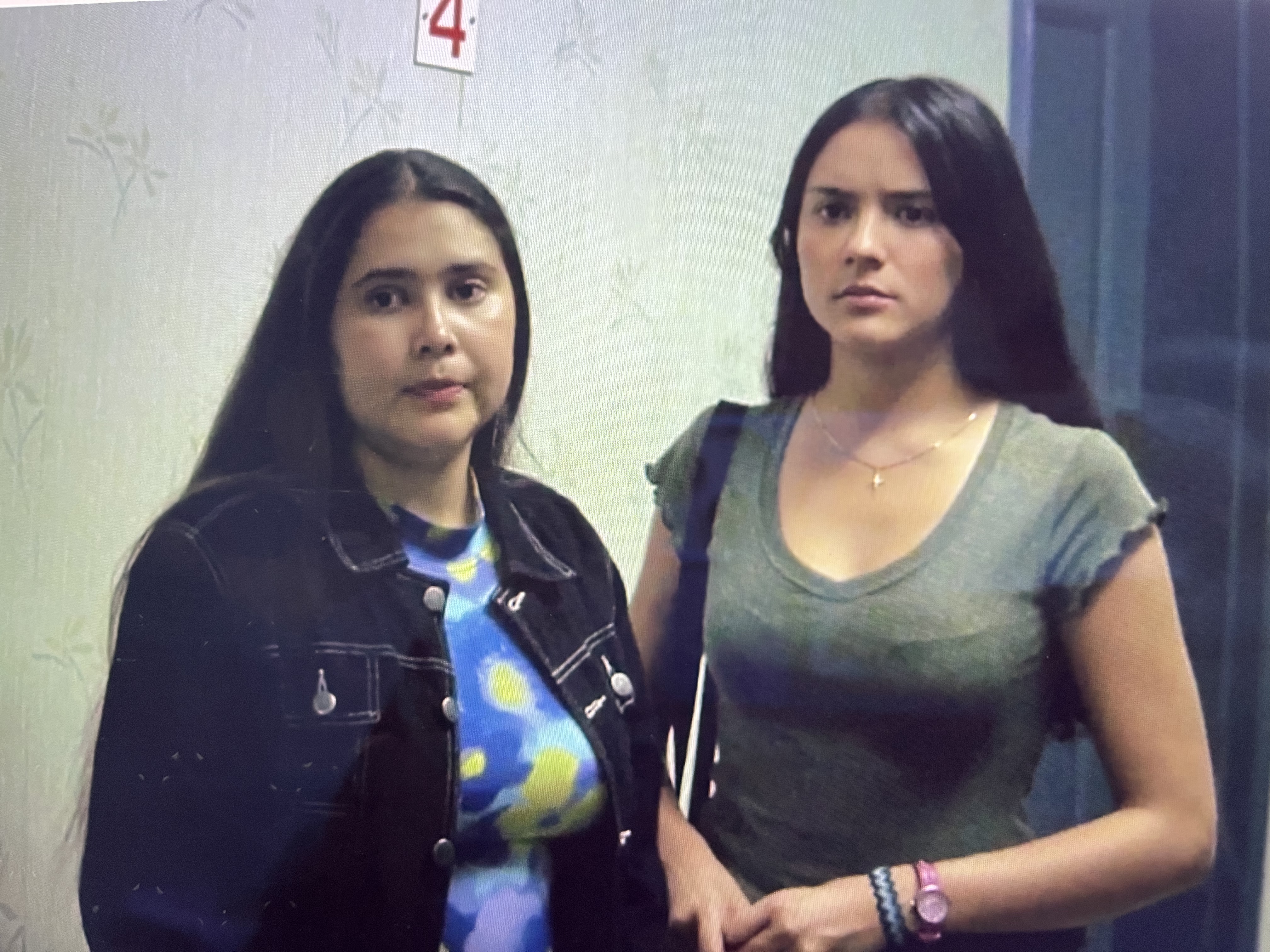 Blanca y María esperando afuera del apartamiento de Carla