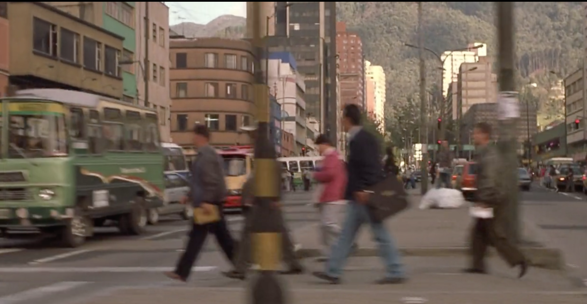 Las personas cruzan las calles de Bogotá