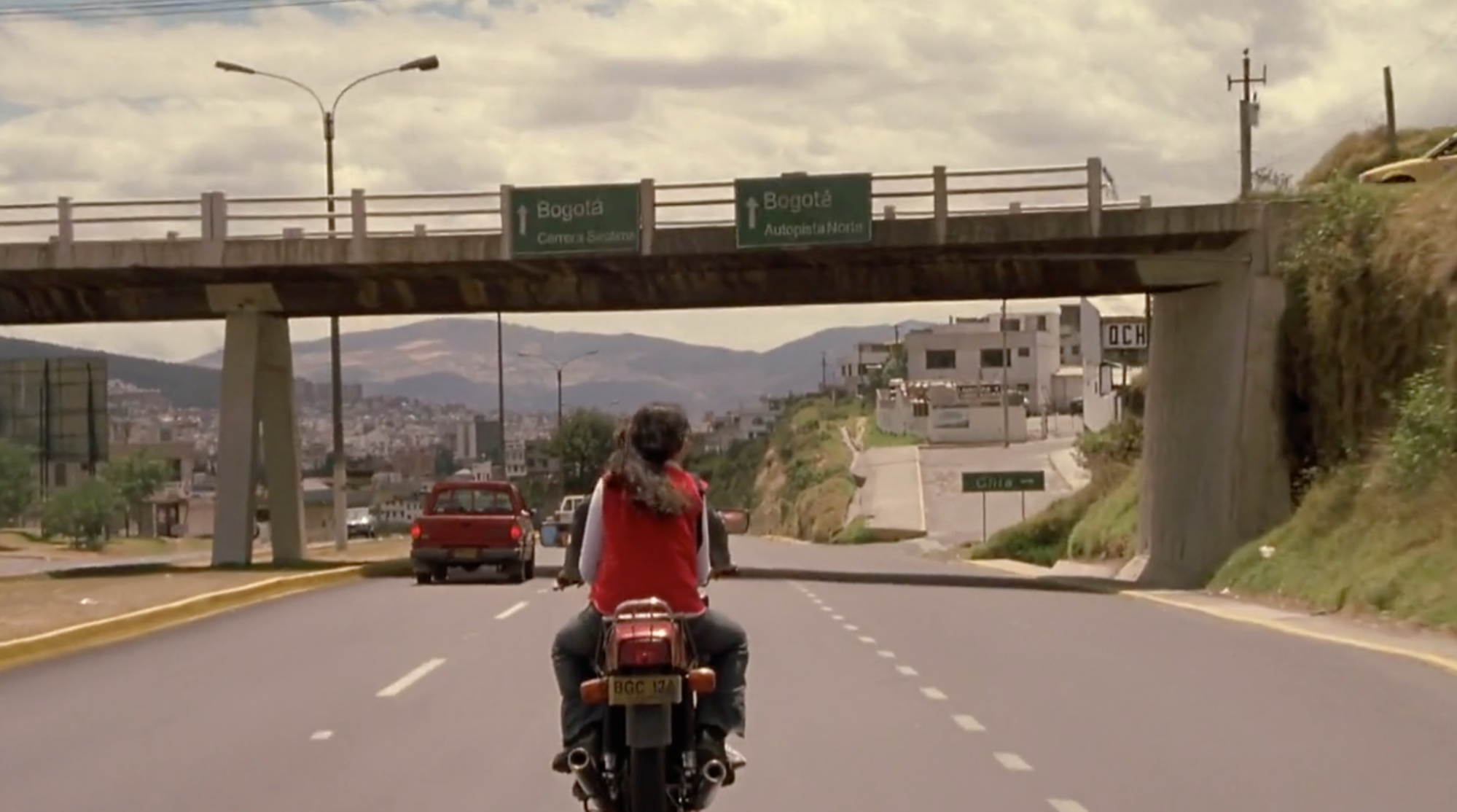 María y Franklin montan el moto