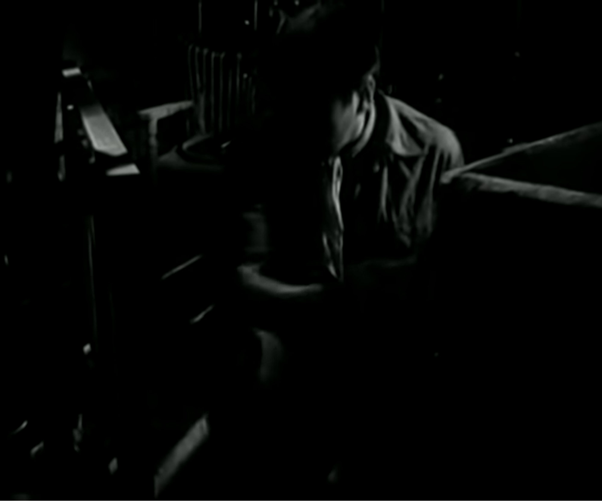  Rare Quick Editing in Tight Space (00:42:44-00:42:48)