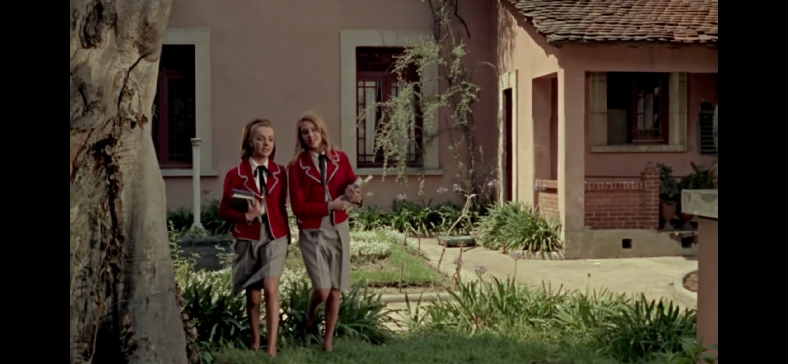 La cámara se mueve, siguiendo a las chicas caminando.