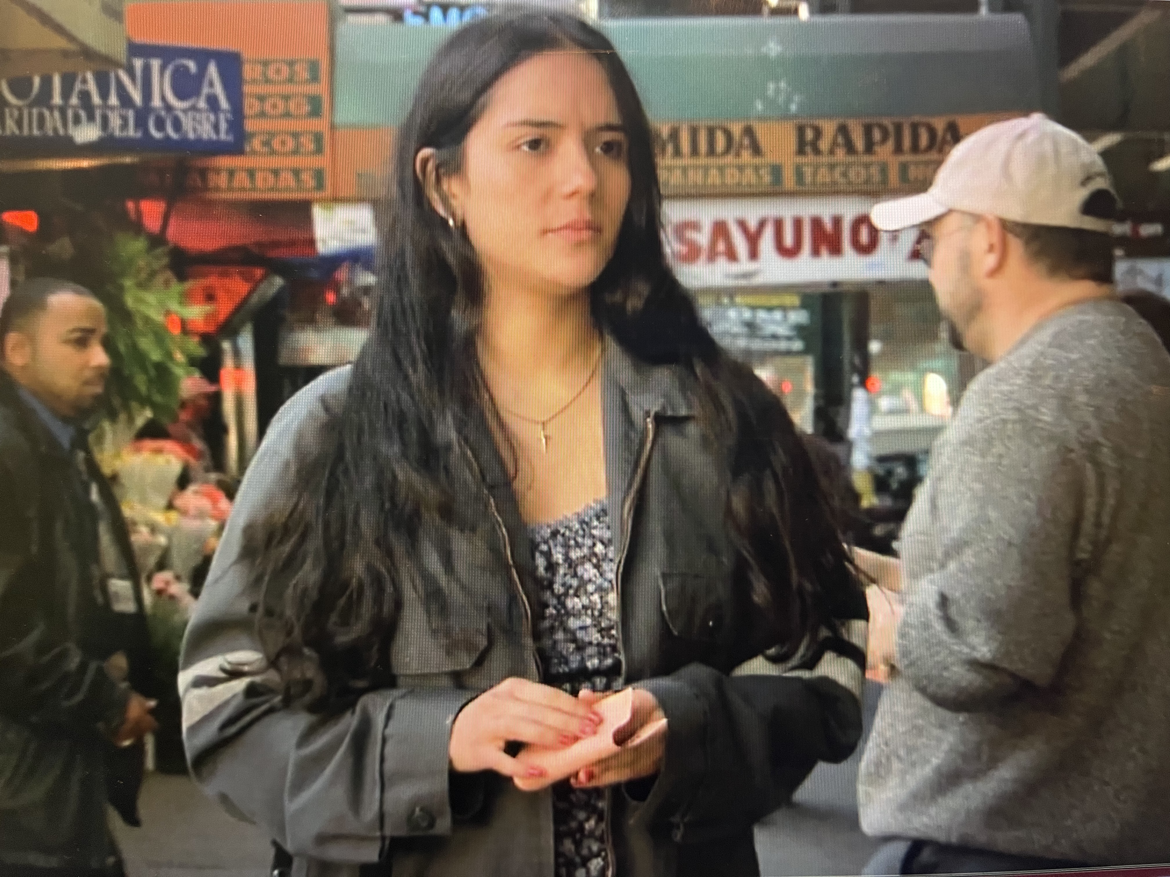 María esta caminando por las calles de Nueva York