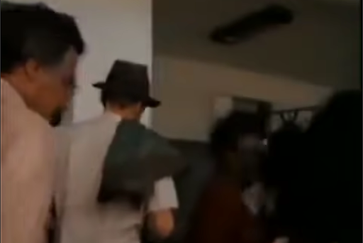 Oscar helps Lina off the boat.