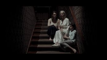 Carmen, Natalia, y Sara en la escalera, abrazándose.