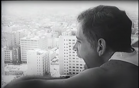 Sergio, representado por Sergio Corrieri, bosteza mientras mira a La Habana.