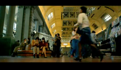 An image of the two agents embracing before Espósito flees from Buenos Aires as he has experienced attempted murder.