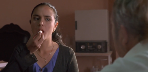 Maria esta tragando la primera pastilla de drogas