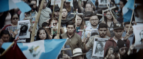 Los alborotadores afuera de la casa Monteverde, juntos contra la familia.