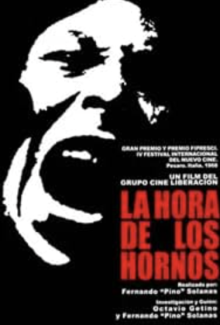 Movie poster for La hora de los hornos featuring a high-contrast image of a screaming face. The film title is displayed in large red text against a black background.
